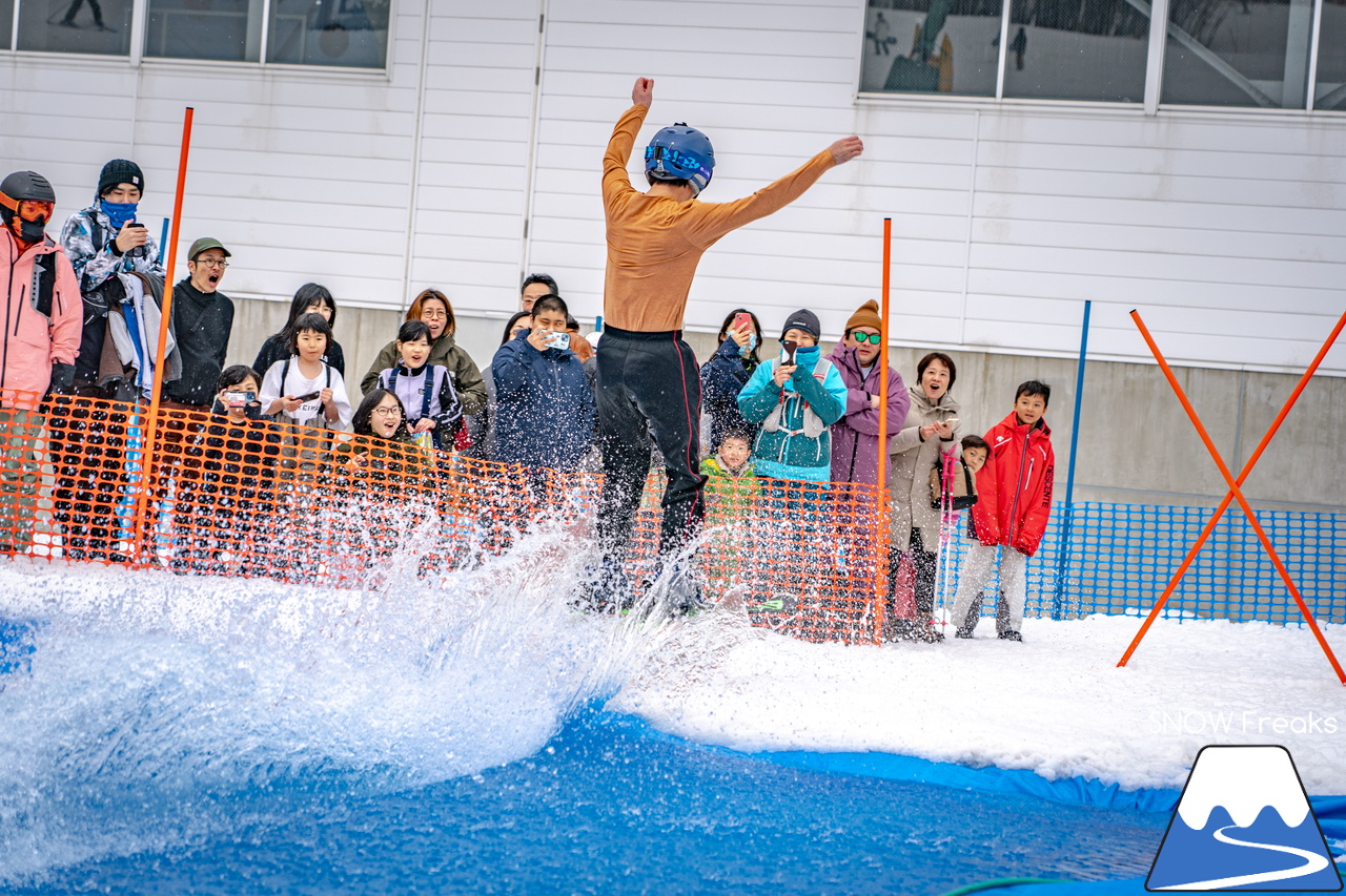 富良野スキー場｜季節は、まだ冬？それとも…？小雪が舞い、たくさんの雪が残る富良野スキー場で、春の恒例イベント『春スキー池渡り大会』開催(^^)/